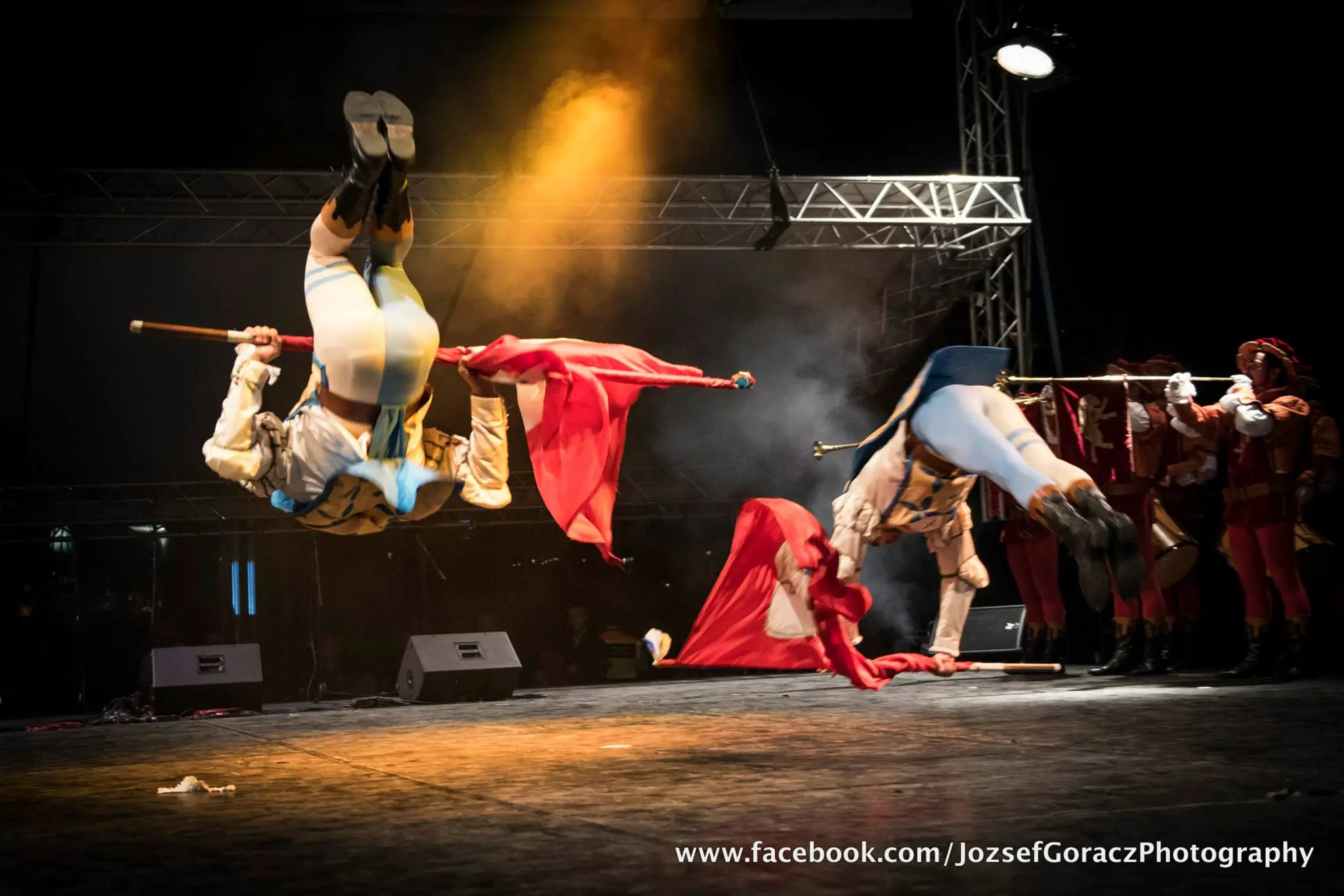 Coreografia Acrobatica Sbandieratori Salto Mortale Rioni Cori Italia