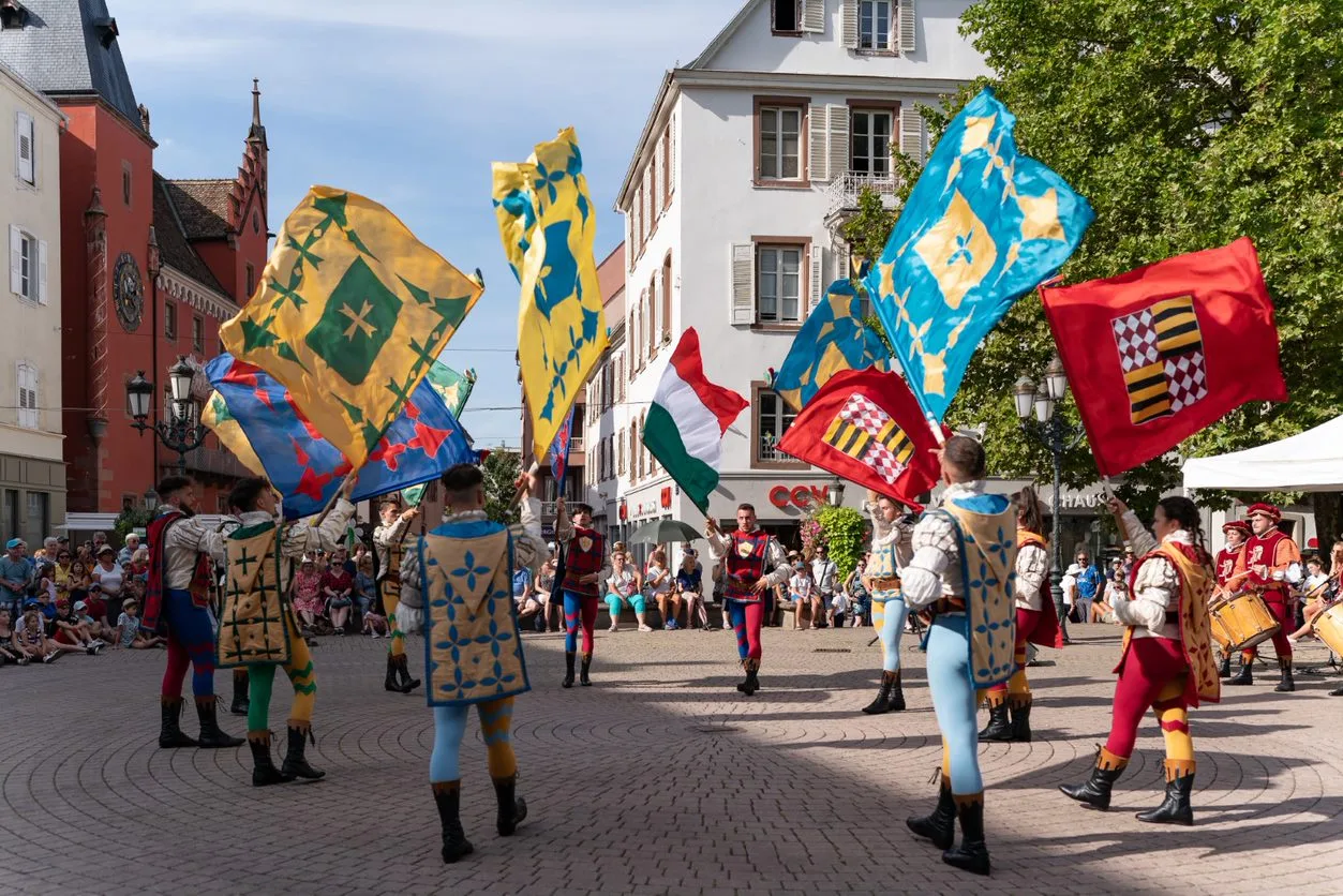 sbandieratori-coreografia-piazza-inviti-feste-animazioni-festival